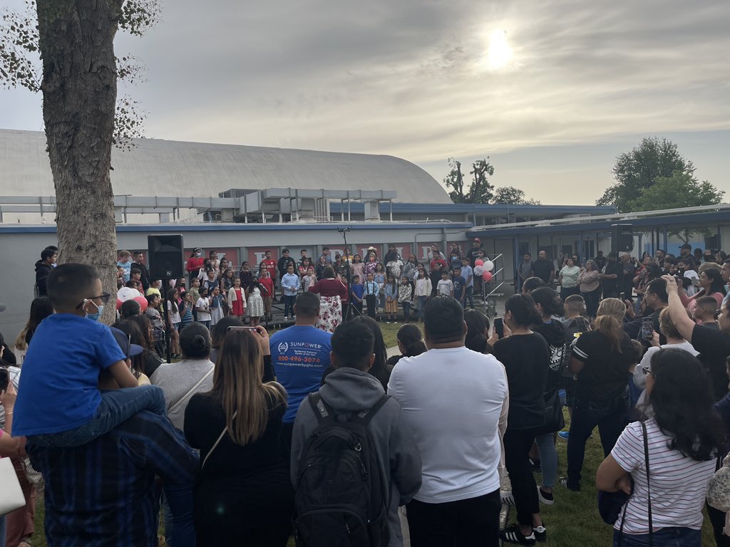 4th grade choir sings at the Fremont Eagle Showcase! Lots of families enjoying a beautiful evening!