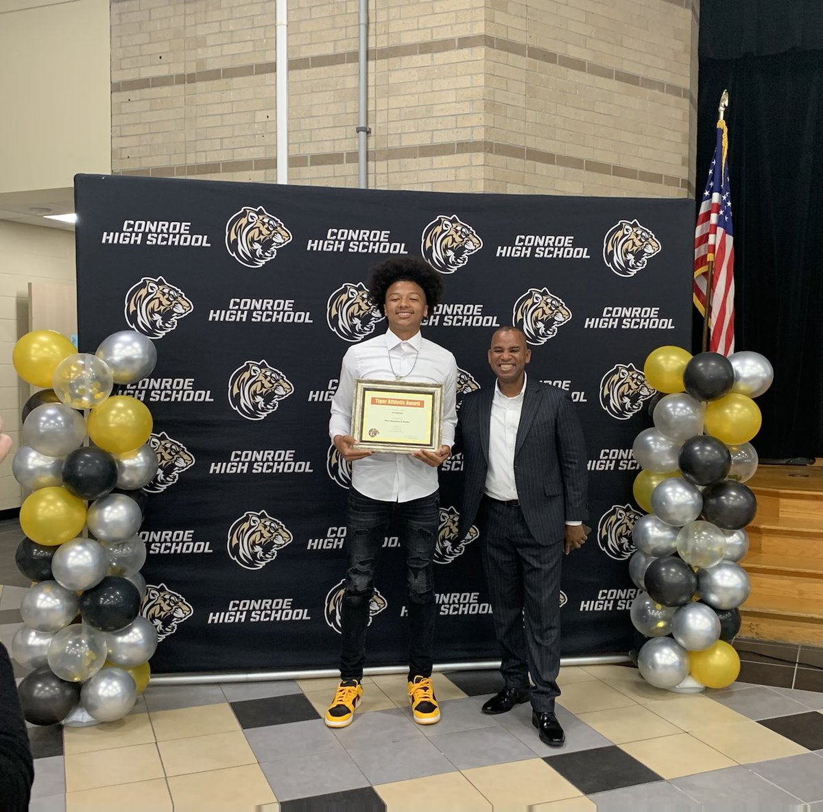 OnPurpose_WP's tweet photo. #trackawards #withGodshands โฆ@CoachHurd32โฉ โฆ@ConroeTigersFBโฉ โฆ@COACHGRANT6โฉ https://t.co/KfaCAfejH6