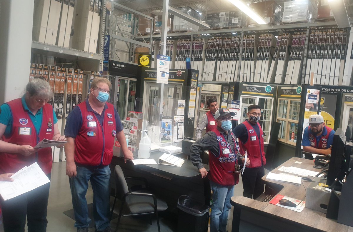 Specialty Spotlight @2605 Lowe's of Tustin team working hard to close the month 💪 with driving 🚗 pipeline and sales. @specialtylowes #specialtyspotlight #tustin2605 #district882