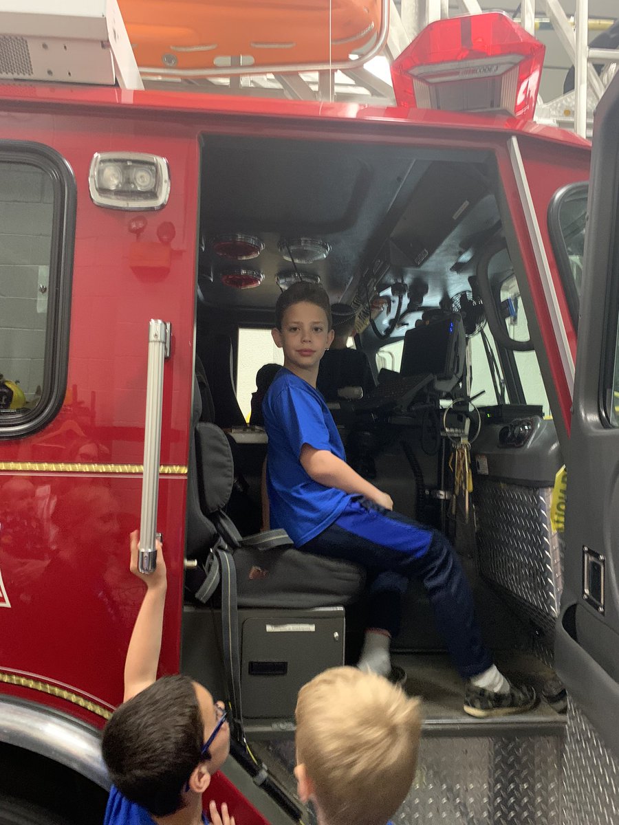 ClareRusso111's tweet photo. A big thanks to Captain Fowler from Lincroft Fire Company for teaching Pack 122 Scouts about fire safety. @122Pack @NewMonmouthElem @LincroftFire https://t.co/gvjSVq5uRl