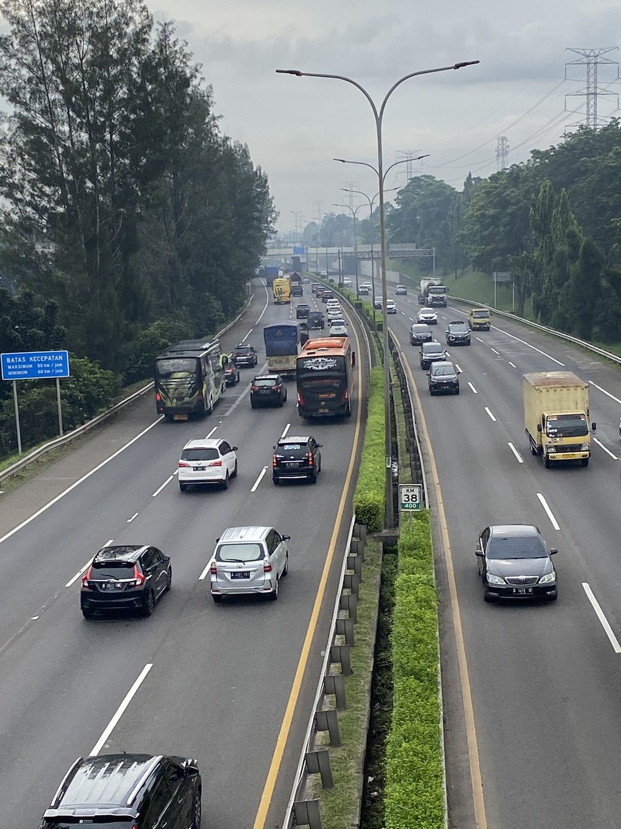 SonoraFM92's tweet photo. 08.15 #LalinSonora #Mudik2022
Tol #JORR arah Cikunir KM.38 ramai lancar, didominasi mobil kecil & Bus cuaca mendung tipis. @Heru_MUFC https://t.co/HLwVvxciSG