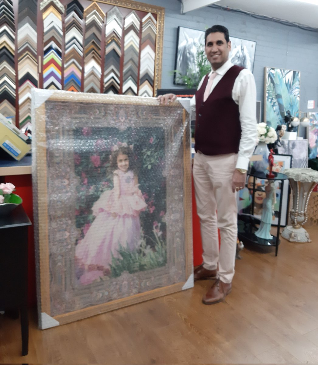 MelbourneFotomo's tweet photo. A matching pink tie for picking up her daughter's framed birthday present-- a handwoven portrait tapestry. 
#happycustomer 
#customframing 
#Melbourne https://t.co/uszcrGRLPI