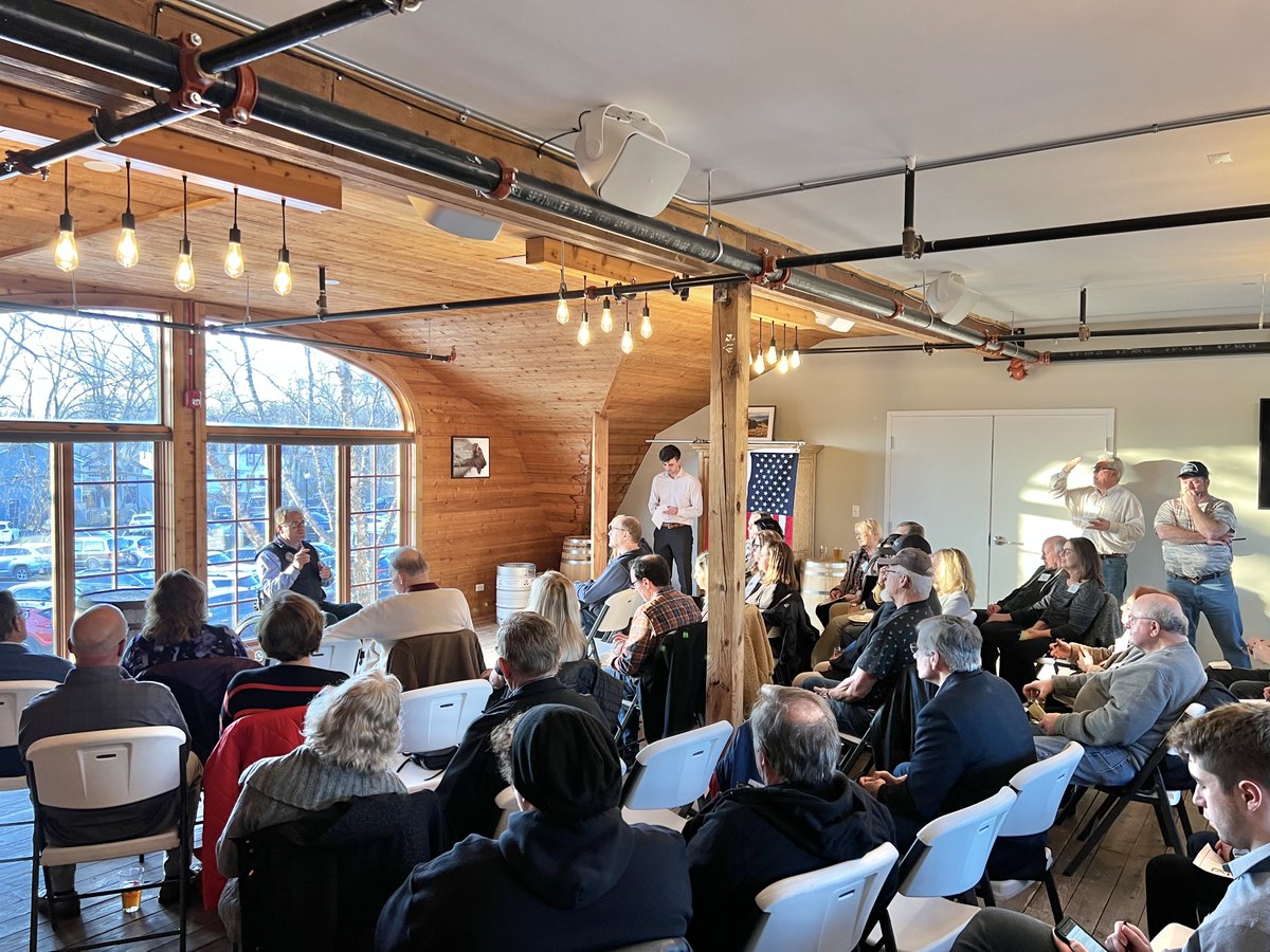 DanMcConchie's tweet photo. Fantastic turnout tonight at the Vernon Township Republican Organization monthly meeting in Long Grove. The room was filled with new members from the community who want to get involved and take our state back! https://t.co/tBkPPpJQUE