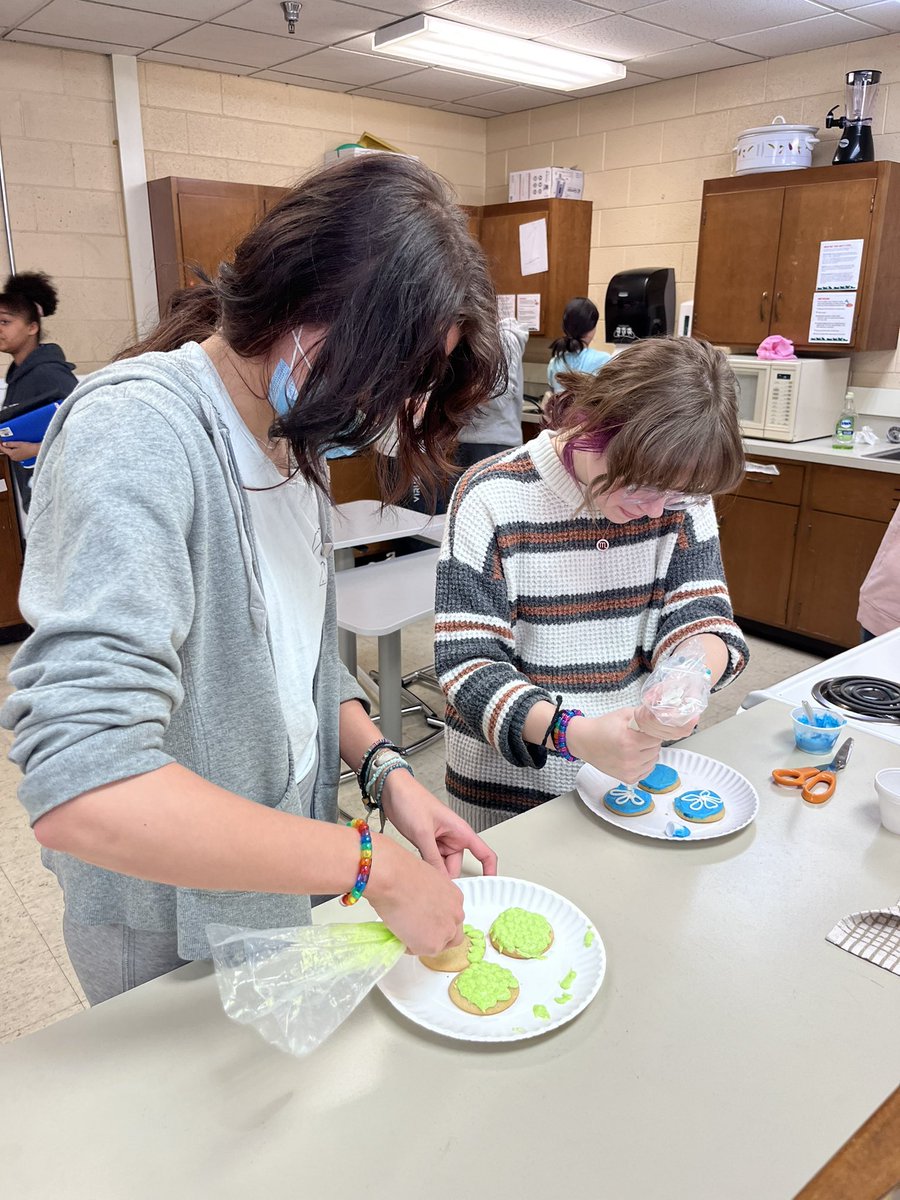 missmisovich's tweet photo. Week 1 of Baking/Decorating Sailor Experience was a hit!! I loved creating a space for students to be creative after school, learn new skills, find new hobbies!! My middle schoolers impressed me already!! 🧁🧁🧁 Week 1 decorating theme: spring time 🌼⚽️🌸🌷🌞 https://t.co/nsrSB2QdXB