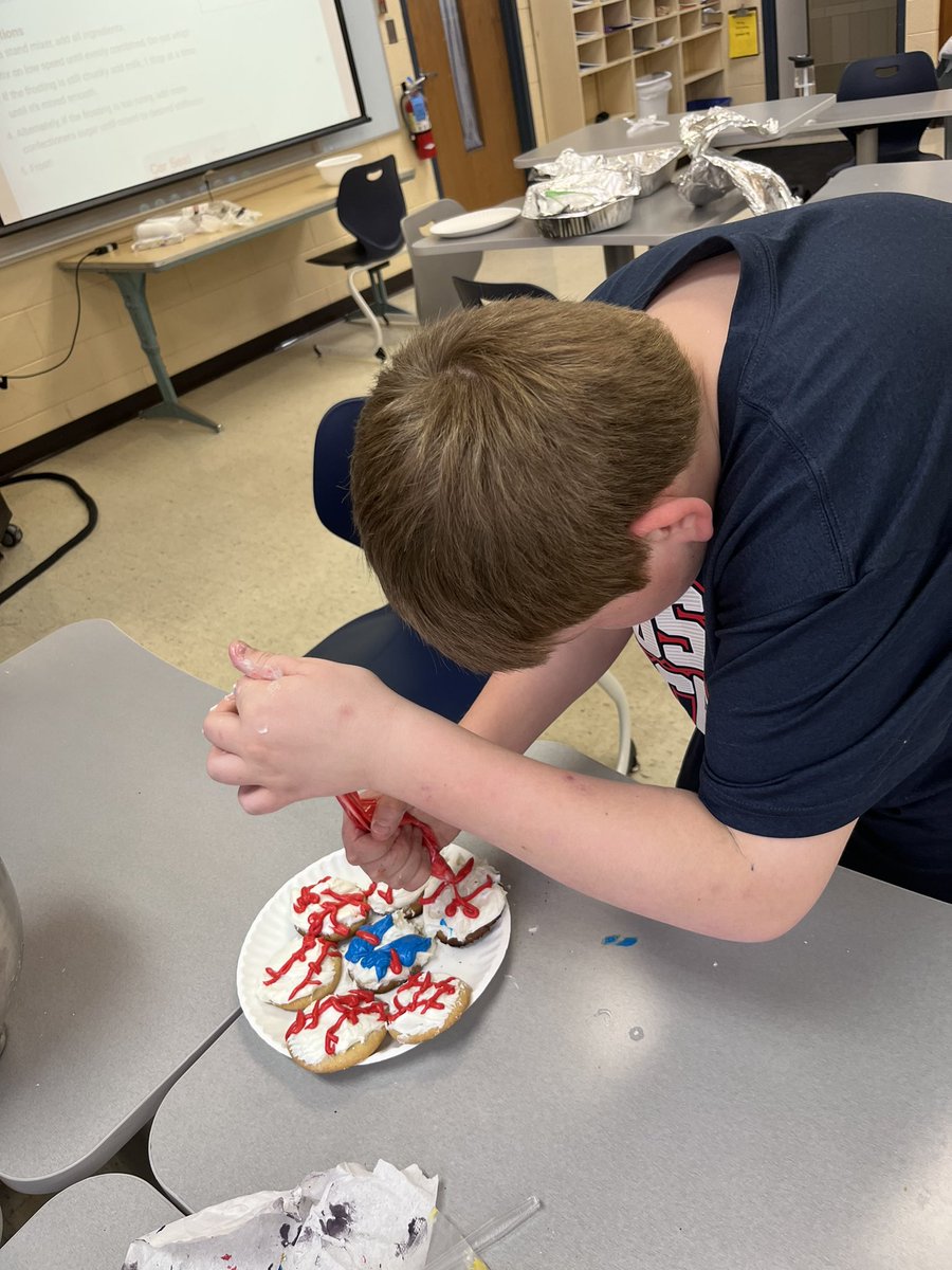 missmisovich's tweet photo. Week 1 of Baking/Decorating Sailor Experience was a hit!! I loved creating a space for students to be creative after school, learn new skills, find new hobbies!! My middle schoolers impressed me already!! 🧁🧁🧁 Week 1 decorating theme: spring time 🌼⚽️🌸🌷🌞 https://t.co/nsrSB2QdXB