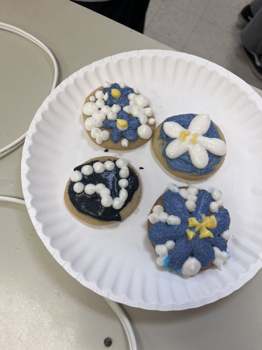 missmisovich's tweet photo. Week 1 of Baking/Decorating Sailor Experience was a hit!! I loved creating a space for students to be creative after school, learn new skills, find new hobbies!! My middle schoolers impressed me already!! 🧁🧁🧁 Week 1 decorating theme: spring time 🌼⚽️🌸🌷🌞 https://t.co/nsrSB2QdXB