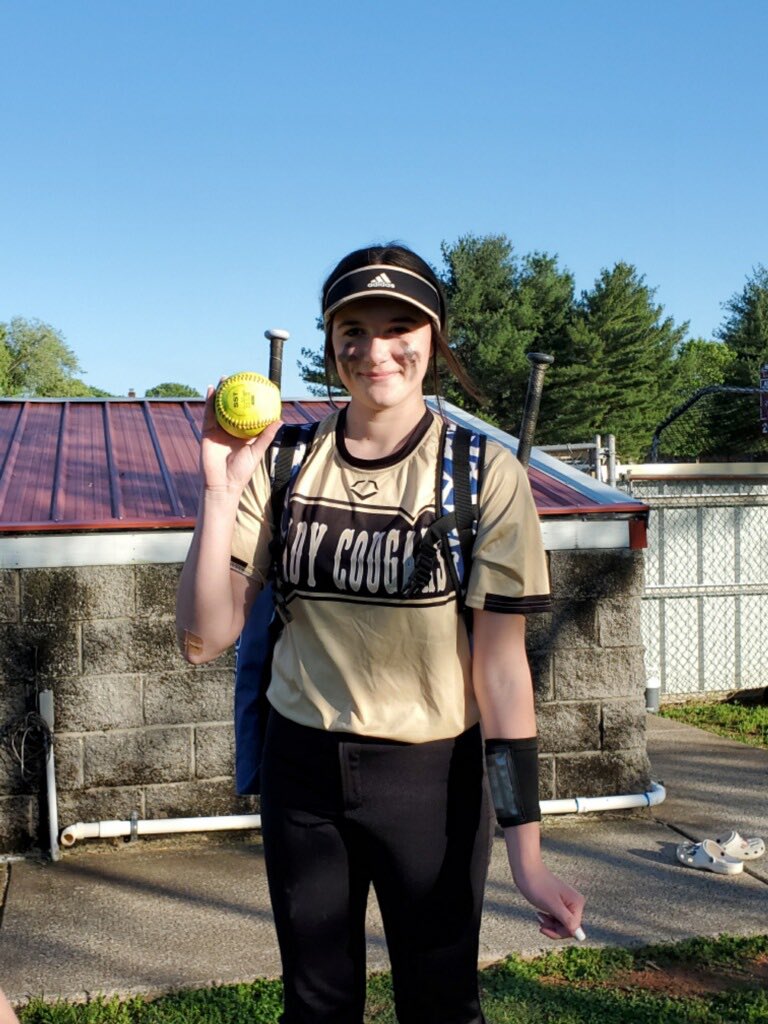 Big win for the team tonight! We are so proud of Tanna for sending this one over the left field wall! Go Cougars! 💛