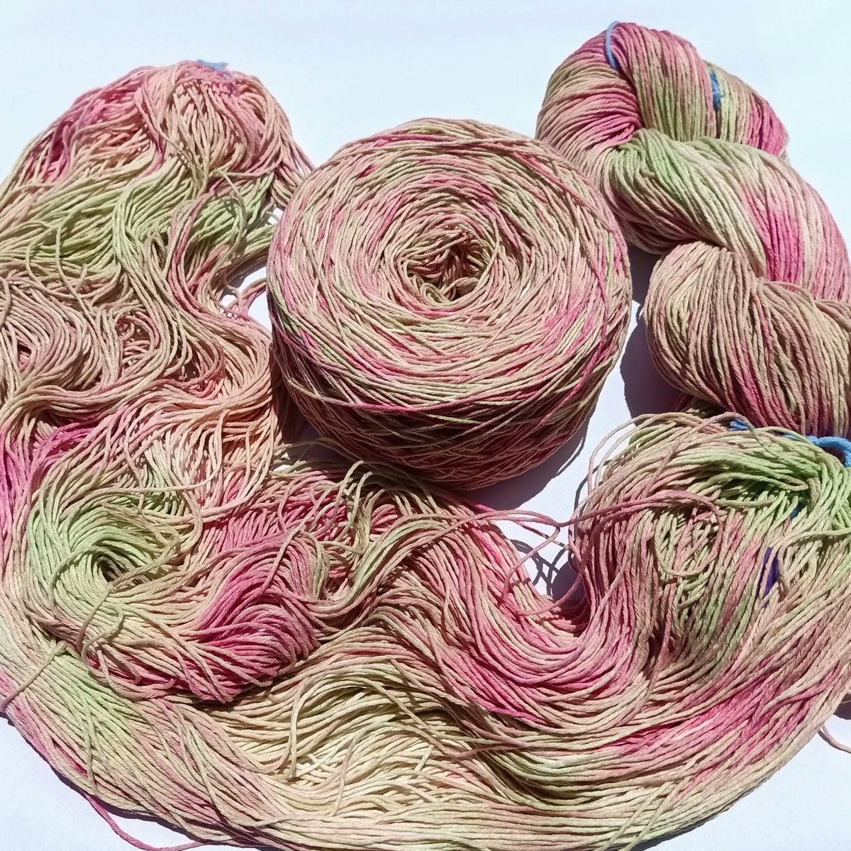 steffffiiiee_'s tweet photo. spamming uu withh yarn pics 😙

#crochettwt #handdyedyarn #handmade https://t.co/QfYSHAYmrx