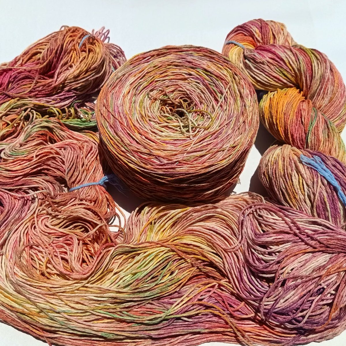 steffffiiiee_'s tweet photo. spamming uu withh yarn pics 😙

#crochettwt #handdyedyarn #handmade https://t.co/QfYSHAYmrx