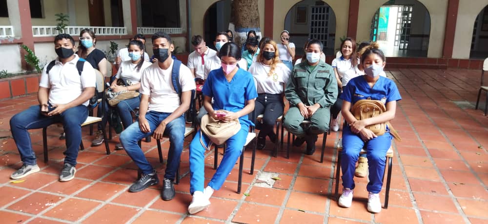MrtRibas's tweet photo. #26Abr | @MrtRibas sostuvo encuentro con Funcionarios del Ministerio Público, Facilitadores de CAIDV y el Director de la Oficina Municipal Antidrogas (OMA) en la semana de aniversario de la UNEFA.
#CulturaYDeporte https://t.co/2aI1uXPYKs
