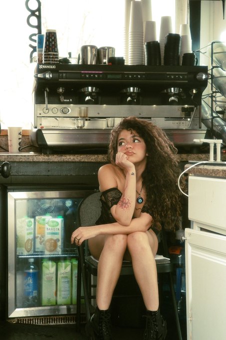 Gwen 📷 - 4 pic. A day in the life of a bikini barista has been so fun to be a part of. Waking up at 2:30 am, covering our faces in rhinestones and putting on lingerie. Clocking in before the sun is even risen. 5 am glitter lattes while Doja Cat plays. It is paradise to me. @spicymarii https://t.co/ywSDUr1W6f