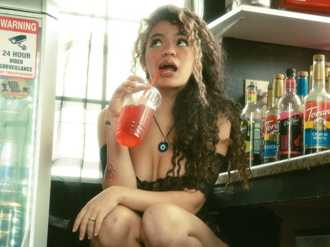 Gwen 📷 - 2 pic. A day in the life of a bikini barista has been so fun to be a part of. Waking up at 2:30 am, covering our faces in rhinestones and putting on lingerie. Clocking in before the sun is even risen. 5 am glitter lattes while Doja Cat plays. It is paradise to me. @spicymarii https://t.co/ywSDUr1W6f