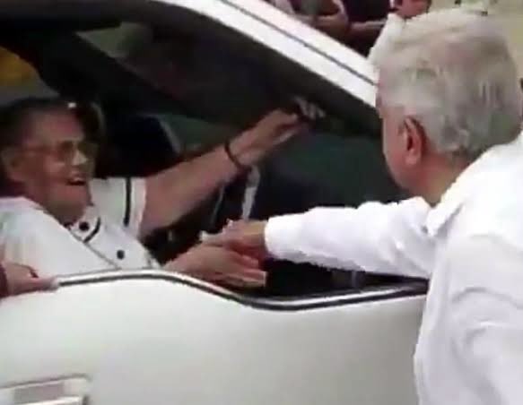 JoannaPirod's tweet photo. Vulgar es no bajarse del helicóptero cuando tu ciudad está inundada por un desastre natural pero correr a besarle la mano a la madre del capo del CO más importante del mundo.
Eso es vulgar. @lopezobrador_ https://t.co/K3RCUZibA2