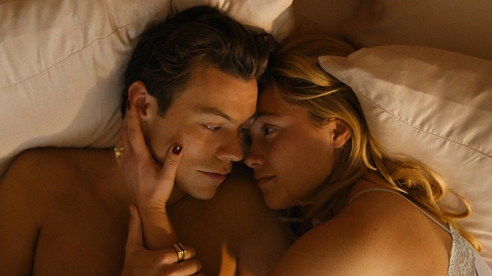 fpughcentral's tweet photo. First official still of Florence Pugh and Harry Styles in #DontWorryDarling https://t.co/7uGNWoXG1P