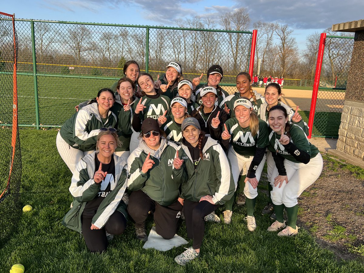 You are looking at your 2022 Illinois Skyway Conference Champs!! 💚🤍