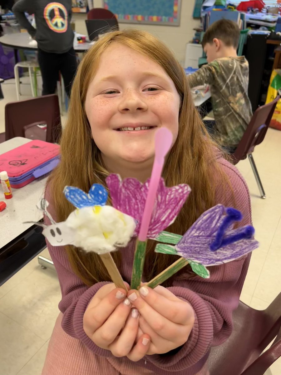 BloomMsDavis's tweet photo. Pollination puppets from science today…male and female flowers with stamen and pistil being pollinated by a bee. 🐝 🌺 @BloomBulldogs https://t.co/hYnnVjPgTg