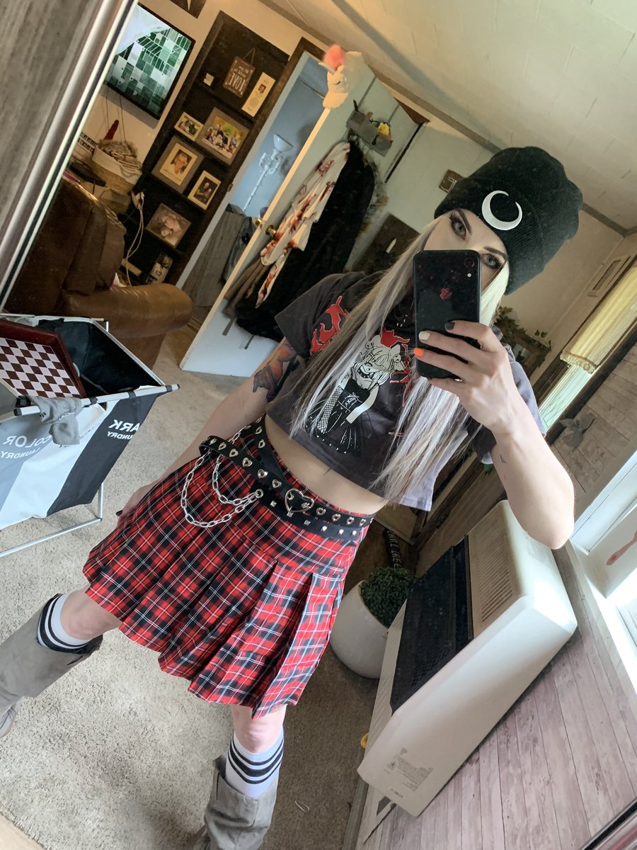 Lunathe_elve's tweet photo. Wanna see what’s under my skirt ? 😎 #ContentCreator #retiredemo #onlyfans https://t.co/laqAdvSc0m