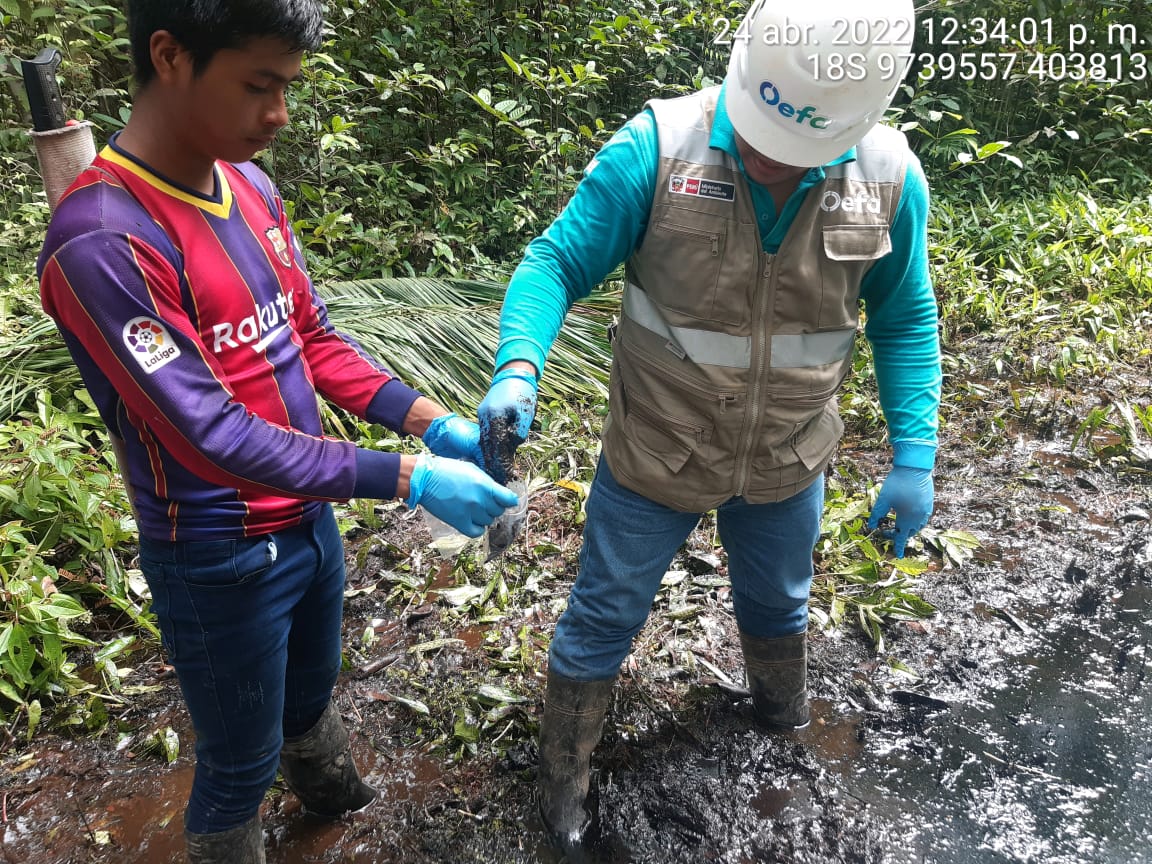 4cuencas's tweet photo. 🔴 Monitores ambientales kichwas acompañan la supervisión del impacto de los últimos derrames ocurridos en su territorio. La federación #OPIKAFPE exige a @Perupetrosa y el @OEFAperu medidas inmediatas de contingencia y limpieza en el #Lote192 👇🏾 https://t.co/AA2WeKhLwW