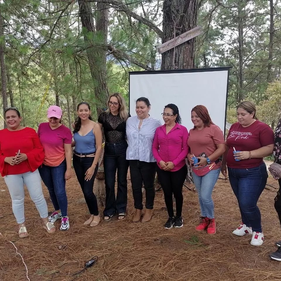 tgustahn's tweet photo. El Proyecto SOL (Sembrando Oportunidades Locales) ejecutado por @ayudaenaccion y #OCDIH desarrolló jornada de intercambio de experiencia con emprendedoras de Honduras, El Salvador y Guatemala, con el propósito de construir oportunidades que fortalezcan el arraigo y no emigren. https://t.co/uQX4DFD7gd