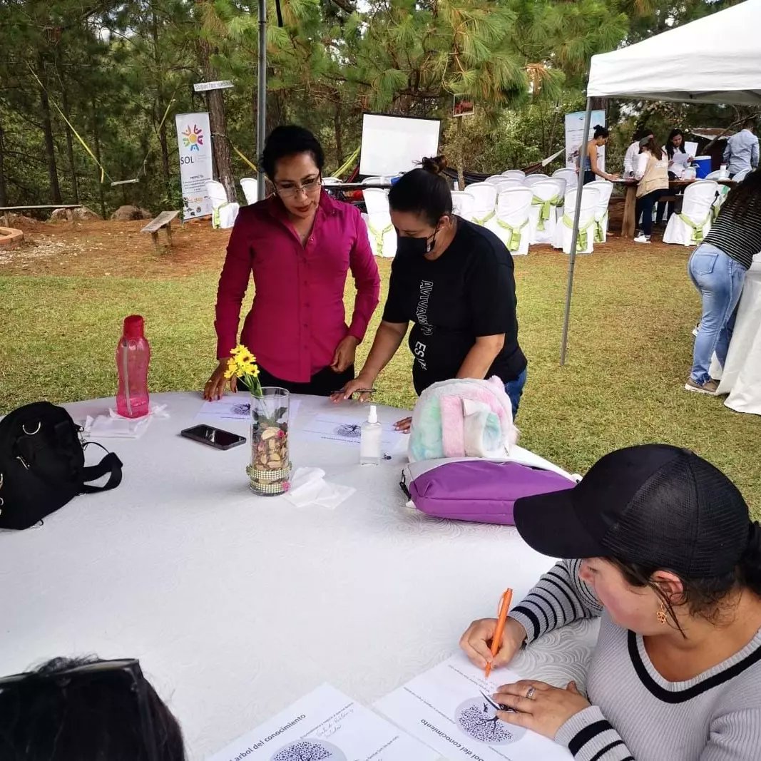 tgustahn's tweet photo. El Proyecto SOL (Sembrando Oportunidades Locales) ejecutado por @ayudaenaccion y #OCDIH desarrolló jornada de intercambio de experiencia con emprendedoras de Honduras, El Salvador y Guatemala, con el propósito de construir oportunidades que fortalezcan el arraigo y no emigren. https://t.co/uQX4DFD7gd