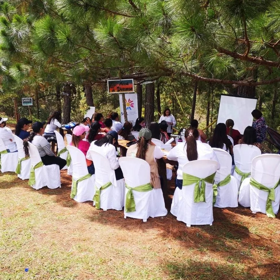 tgustahn's tweet photo. El Proyecto SOL (Sembrando Oportunidades Locales) ejecutado por @ayudaenaccion y #OCDIH desarrolló jornada de intercambio de experiencia con emprendedoras de Honduras, El Salvador y Guatemala, con el propósito de construir oportunidades que fortalezcan el arraigo y no emigren. https://t.co/uQX4DFD7gd