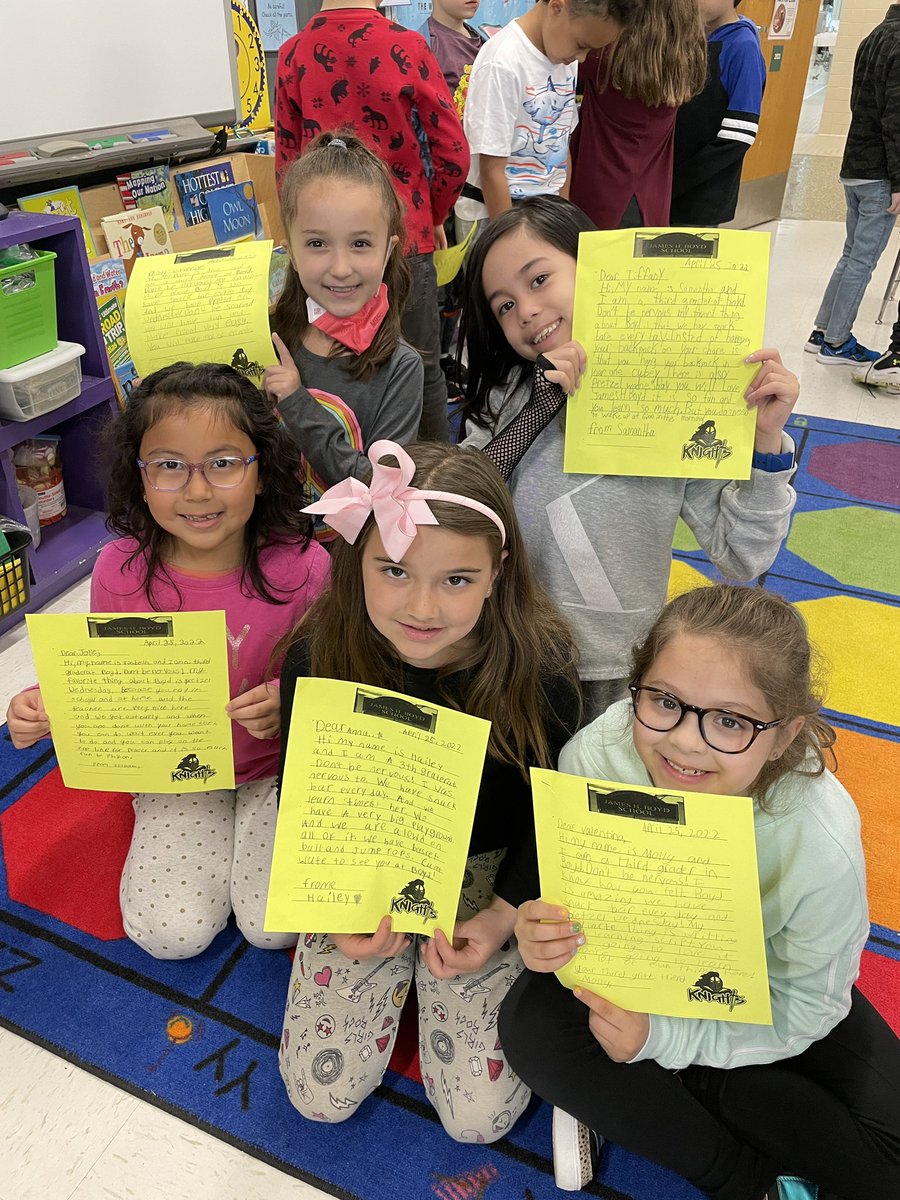 MrsMurcott's tweet photo. We were so excited to receive and read letters from our 3rd grade pen pals today!❤️ 📝 @MrsHeldsTweets @elissatoubin https://t.co/Ok0PGFe9fQ