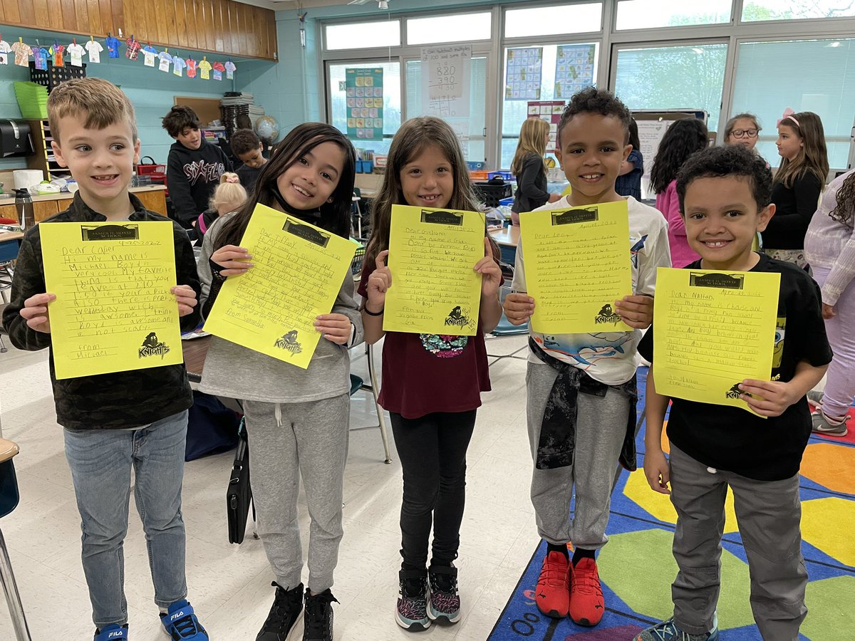 MrsMurcott's tweet photo. We were so excited to receive and read letters from our 3rd grade pen pals today!❤️ 📝 @MrsHeldsTweets @elissatoubin https://t.co/Ok0PGFe9fQ
