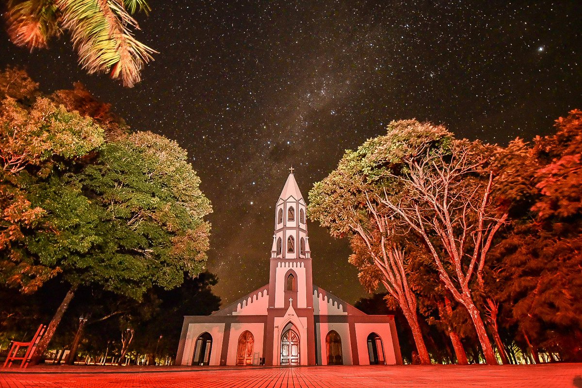 iamlight887's tweet photo. Siempre decía, me encantaría hacer fotos de la iglesia de Caazapá con el cielo estrellado, ojalá algún día no tengamos energía eléctrica y pueda hacer esas tomas...y miren, se cumplió mi deseo....hace 2 horas a oscuras..😂.✨✨✨ https://t.co/G2IMosvMSP