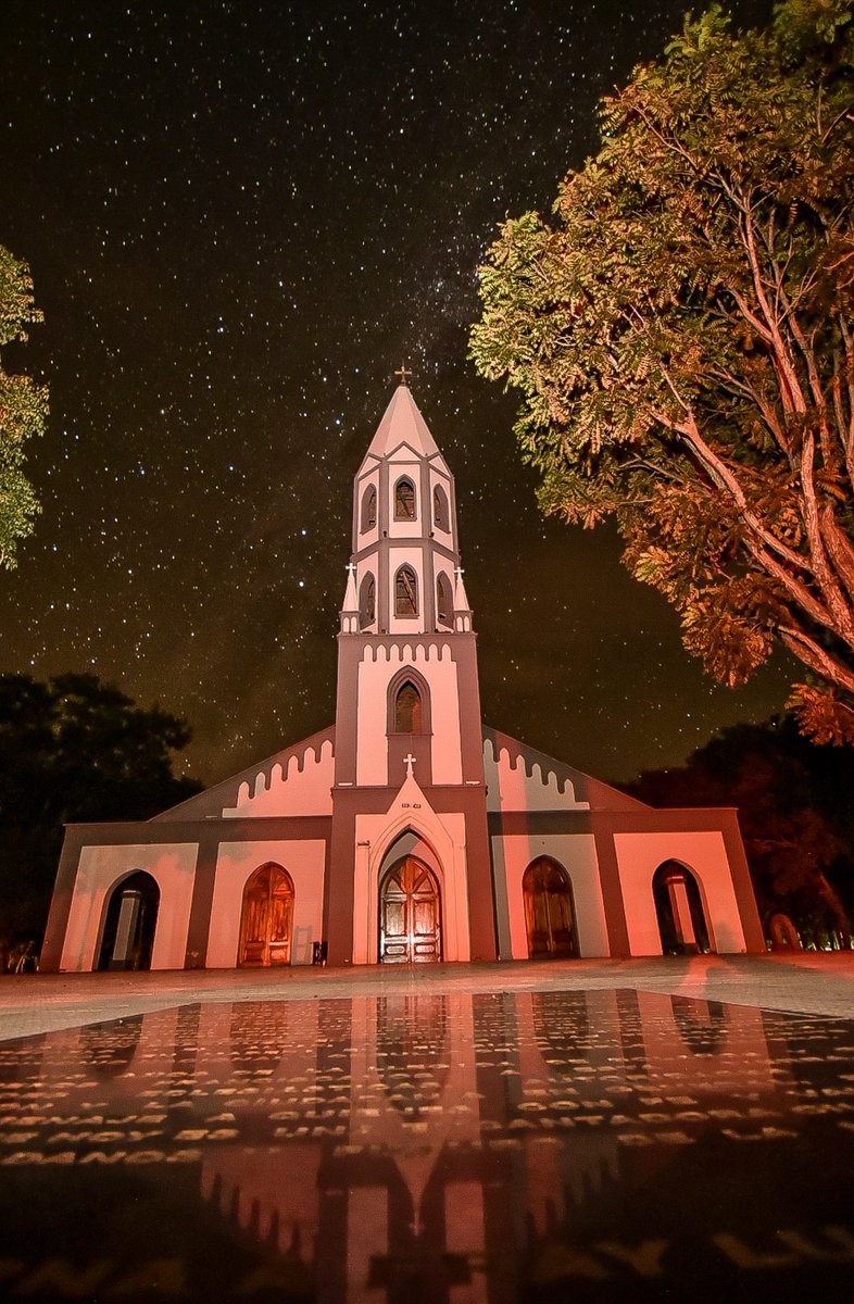 iamlight887's tweet photo. Siempre decía, me encantaría hacer fotos de la iglesia de Caazapá con el cielo estrellado, ojalá algún día no tengamos energía eléctrica y pueda hacer esas tomas...y miren, se cumplió mi deseo....hace 2 horas a oscuras..😂.✨✨✨ https://t.co/G2IMosvMSP