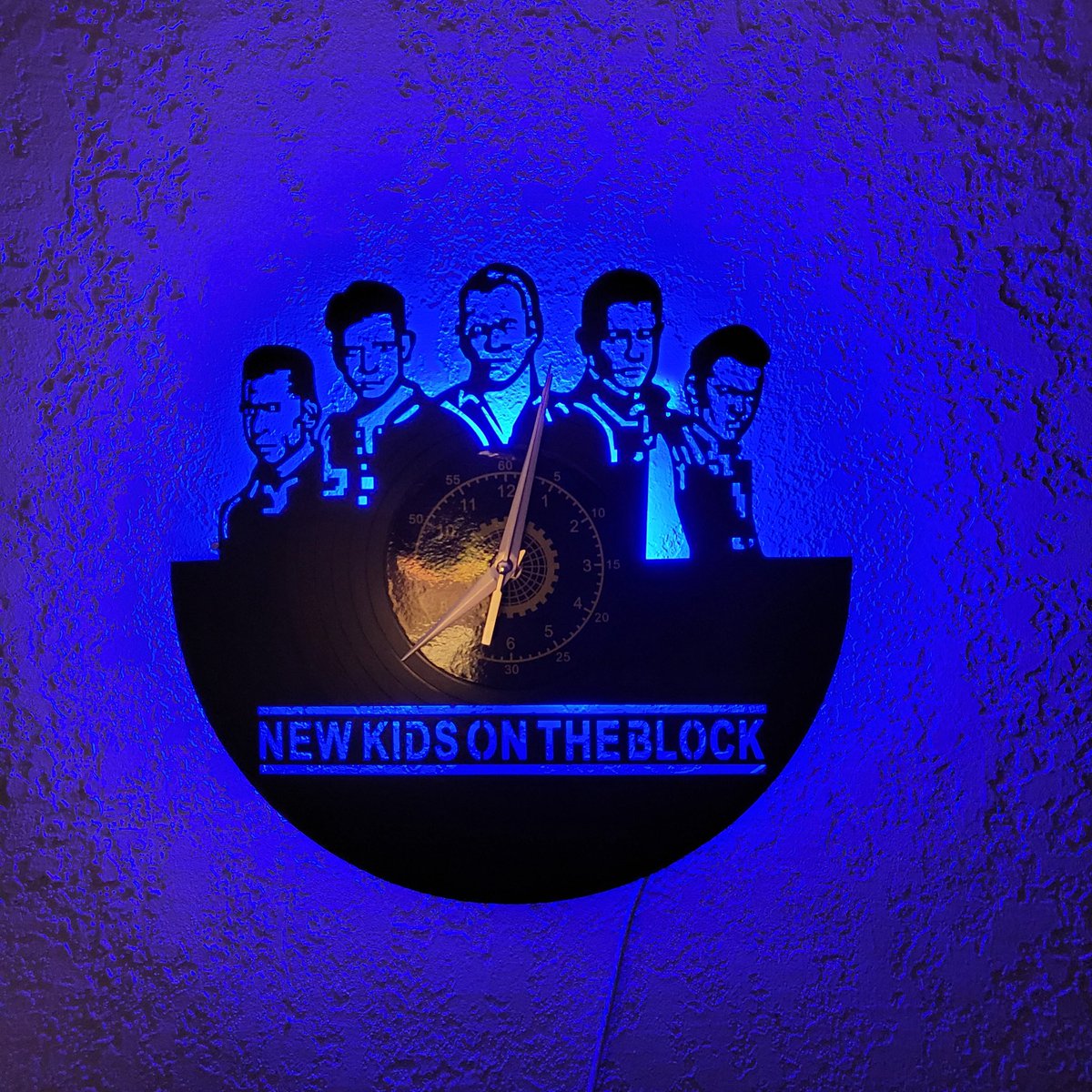 ECDoesit77's tweet photo. Look at my new clock! I love it so much!! #NKOTB #nkotb4life #bhluv @DonnieWahlberg @JonathanRKnight @dannywood @joeymcintyre https://t.co/DvNP5oRB9u