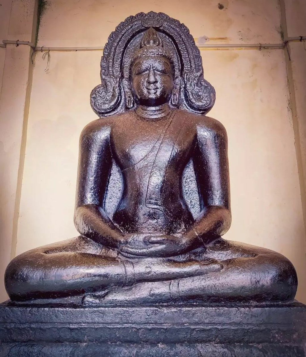 PiyushJain_knn's tweet photo. देखे किस प्रकार जिनेंद्र देव की प्रतिमा पर लाइने उखेड़ कर उसे गौतम बुद्ध की प्रतिमा में परिवर्तित किया जाता है । मुझे बताइए बौद्ध की ऐसी कौन सी प्रतिमा है जिस में वह कायोत्सर्ग मुद्रा में बैठे हो एवं अरिहंत आसन लगाए हो ।@SatyendarJain
#Pullur #Buddha #Temple #Near_Thirumalpur https://t.co/aIvC0FUT8l