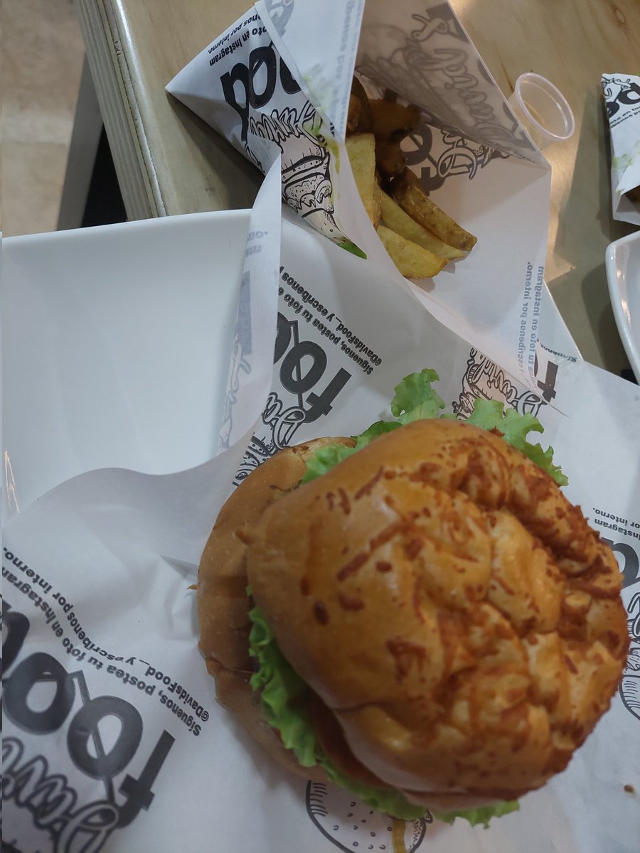 arrobame_este's tweet photo. @DavidsFood__ #DavidFest muy buena esta burguer uffff recomendada! Seos digo yo que soy Hamburguesologo con 37 años de experiencia. https://t.co/Q2G62V7ZJH