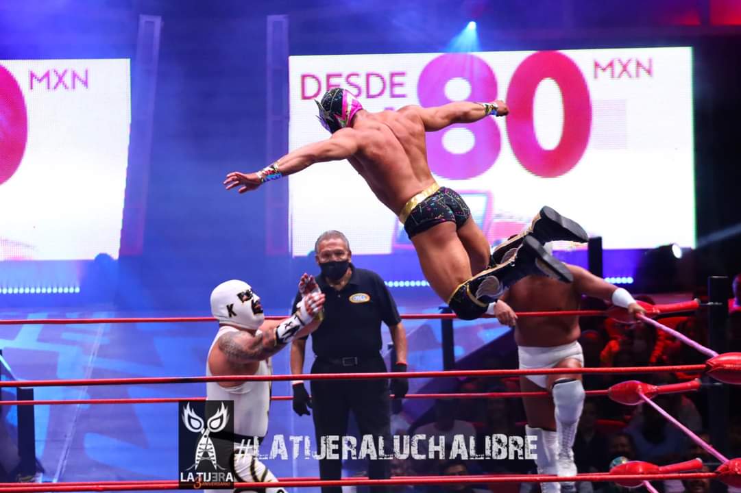 LaTijeraLucha's tweet photo. El #OleajeBlanco del #CMLL arrastró al bando técnico a la derrota, triunfo categórico de #EnfermeroJr, #DrKaronteI y #DrkaronteII al aplicar un vistoso castigo combinado para rendir a #Astral, #SangreImperial y #Leono; llevándose la rechifla de la porra ruda de Tepito... https://t.co/PwmlLhaWpT
