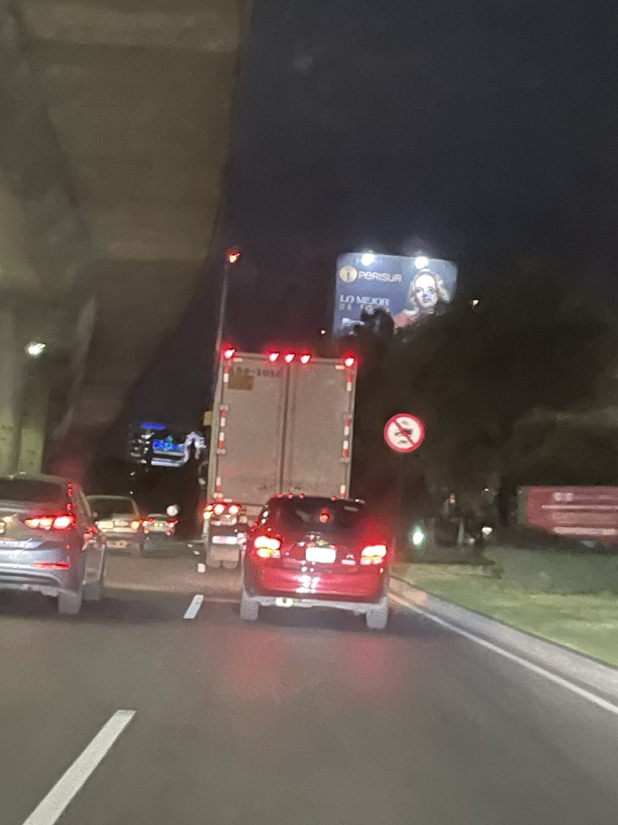 Chrisisimo's tweet photo. carriles centrales del periférico sur y nadie les dice nada. Atención @Claudiashein  @LaSEMOVI @OHarfuch @OVIALCDMX https://t.co/jRYjlNUTQa