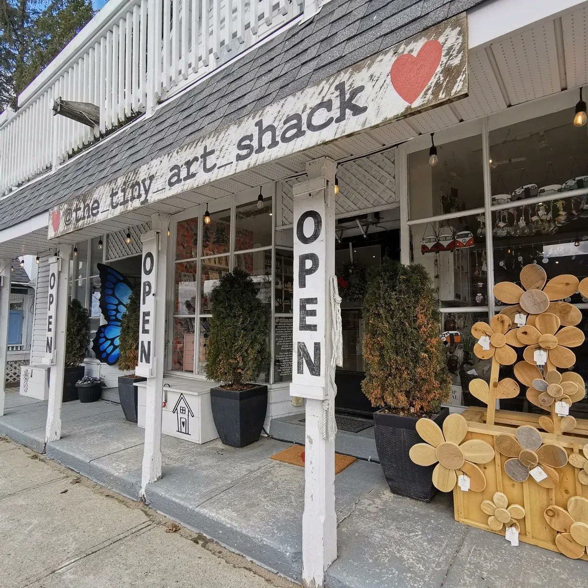 galabouttown365's tweet photo. Next time you head to Wasaga Beach, take the time to stop in Elmvale at The Tiny Art Shack 💓 https://t.co/xcPHfRgJLB