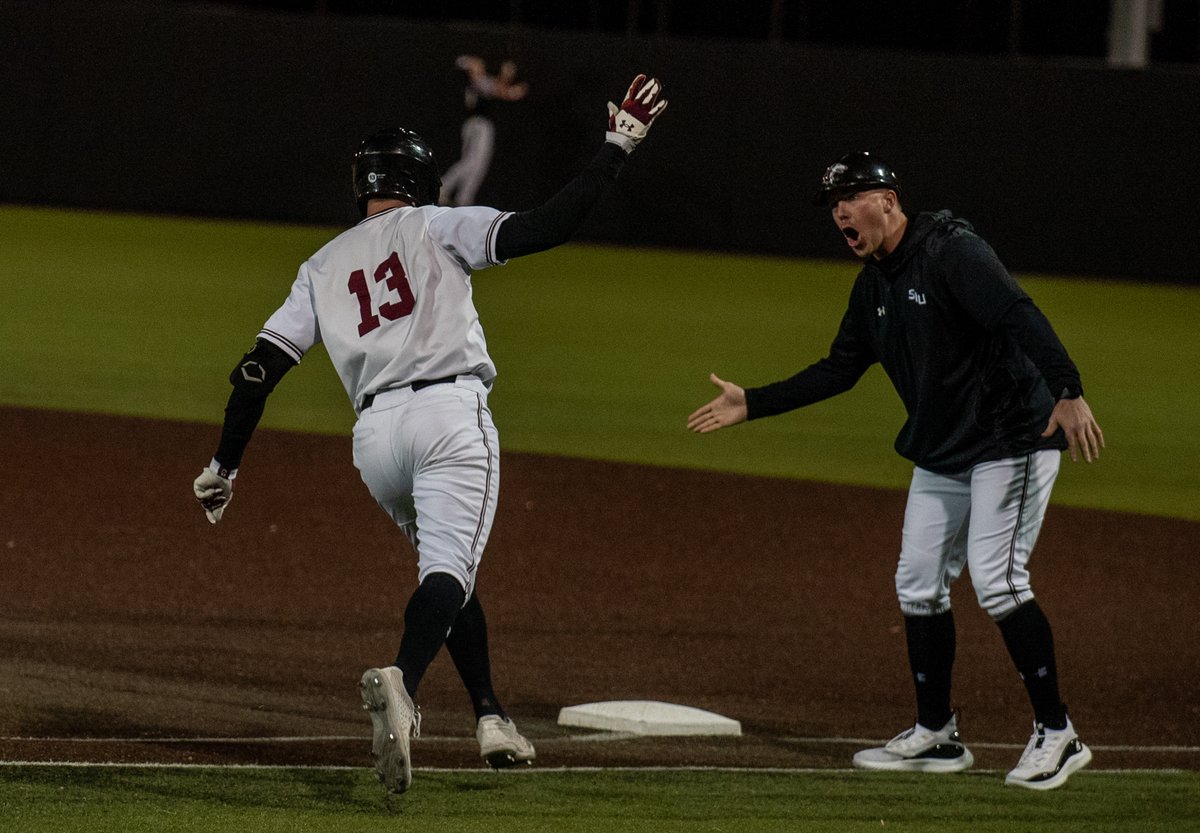 SIU_Baseball's tweet photo. THIS GAME IS TIED ‼️‼️‼️

Give @weber_jt his cape! 🦸‍♂️ His 33rd career bomb ties the game!

E8 | SIU 6, SEMO 6 https://t.co/1OIZH1Zqd1