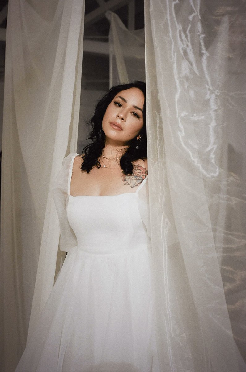 #Diamantes 💎  es una canción que le canta al inicio de una relación donde esa persona te hace sentir taaaaan bien todo el tiempo pero no sabes en que pueda terminar… igual y después le cantas #Contigo a esa persona o #UnaFoto. 😂