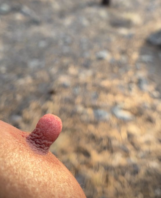 My erect nipple in the cold breeze&hellip; https://t.co/fYD9kLCkxV