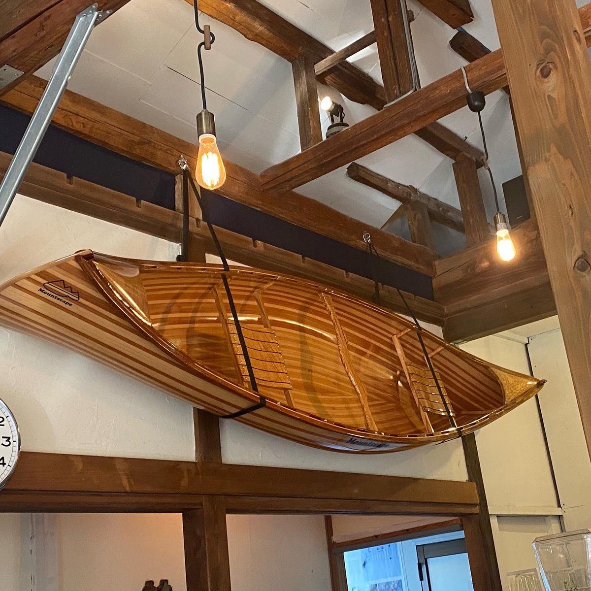 mountscape_'s tweet image. Mountscapeのウッドカナディアンカヌーを展示いただいているVERTEREさん。
暖かくなってきたので、テラス席でも美味しいクラフトビールが楽しめます🍺
奥多摩にお越しの際はぜひお立ち寄りくださいね。

#mountscape #カヌー #canoe #craftbeer #奥多摩 #テラス席