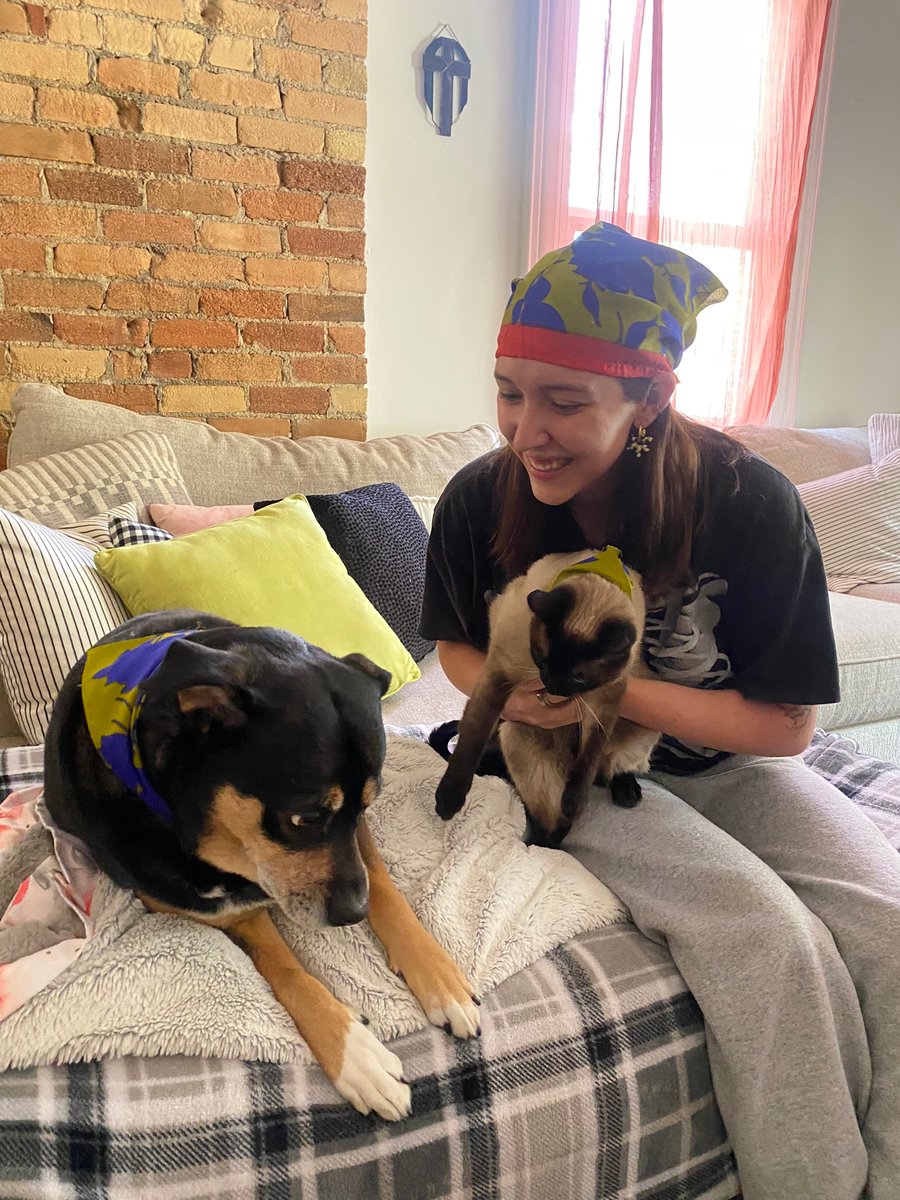 NaomiGlee's tweet photo. It’s impossible to get a pic with these two dummies, but the girlies are matching :) https://t.co/XuuopYYA0z