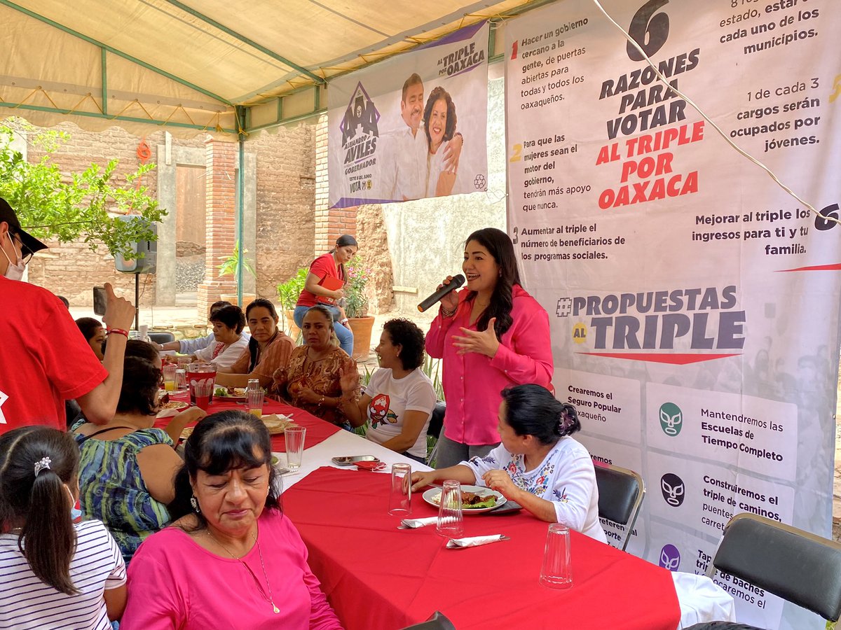 lizconcha's tweet photo. En mi querido Cuicatlán y con mi amiga presidenta @MarmariscalG platicamos con una gran mujer como es @_MaryAviles, a quien le refrendamos el apoyo total de las mujeres de este municipio para llevar juntas a @_AvilesAlvarez a la gubernatura de Oaxaca. ¡Vamos #AlTriplePorOaxaca! https://t.co/eHWSuVGu7G