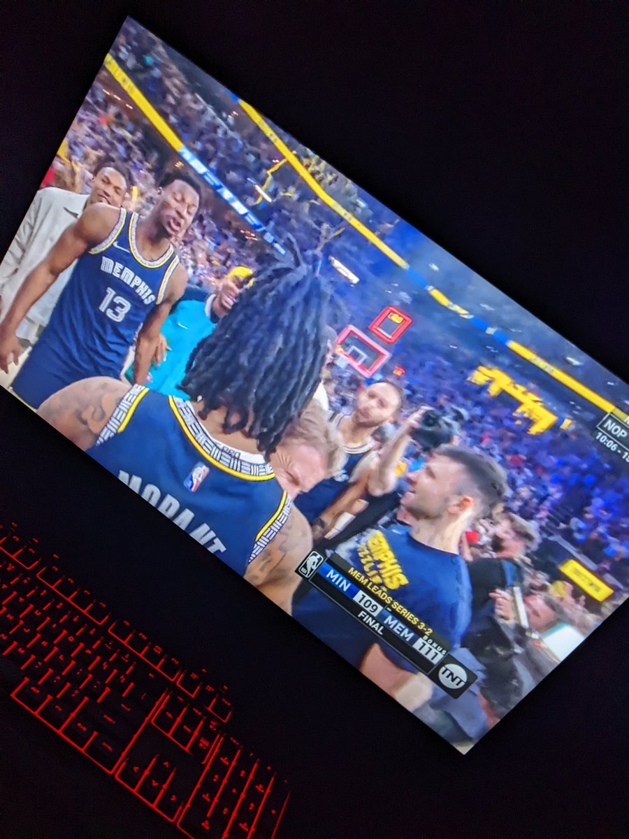 lvl7music's tweet photo. This Grizzlies vs. Wolves game was amazing 😯 https://t.co/jb1DWKFw37