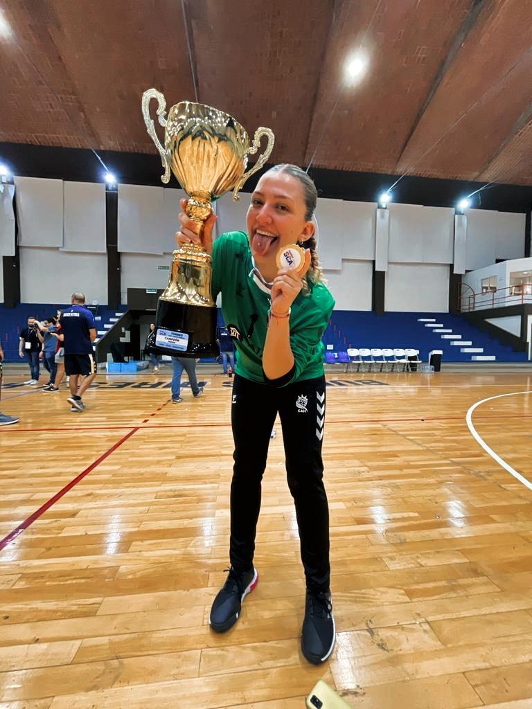 annaaballay's tweet photo. Hace 1 mes salíamos CAMPEONAS DE AMERICA, 2 meses y estamos en Eslovenia🇸🇮🔜 que lindo equipito este🙌🏼 https://t.co/w4l1QmBXMw