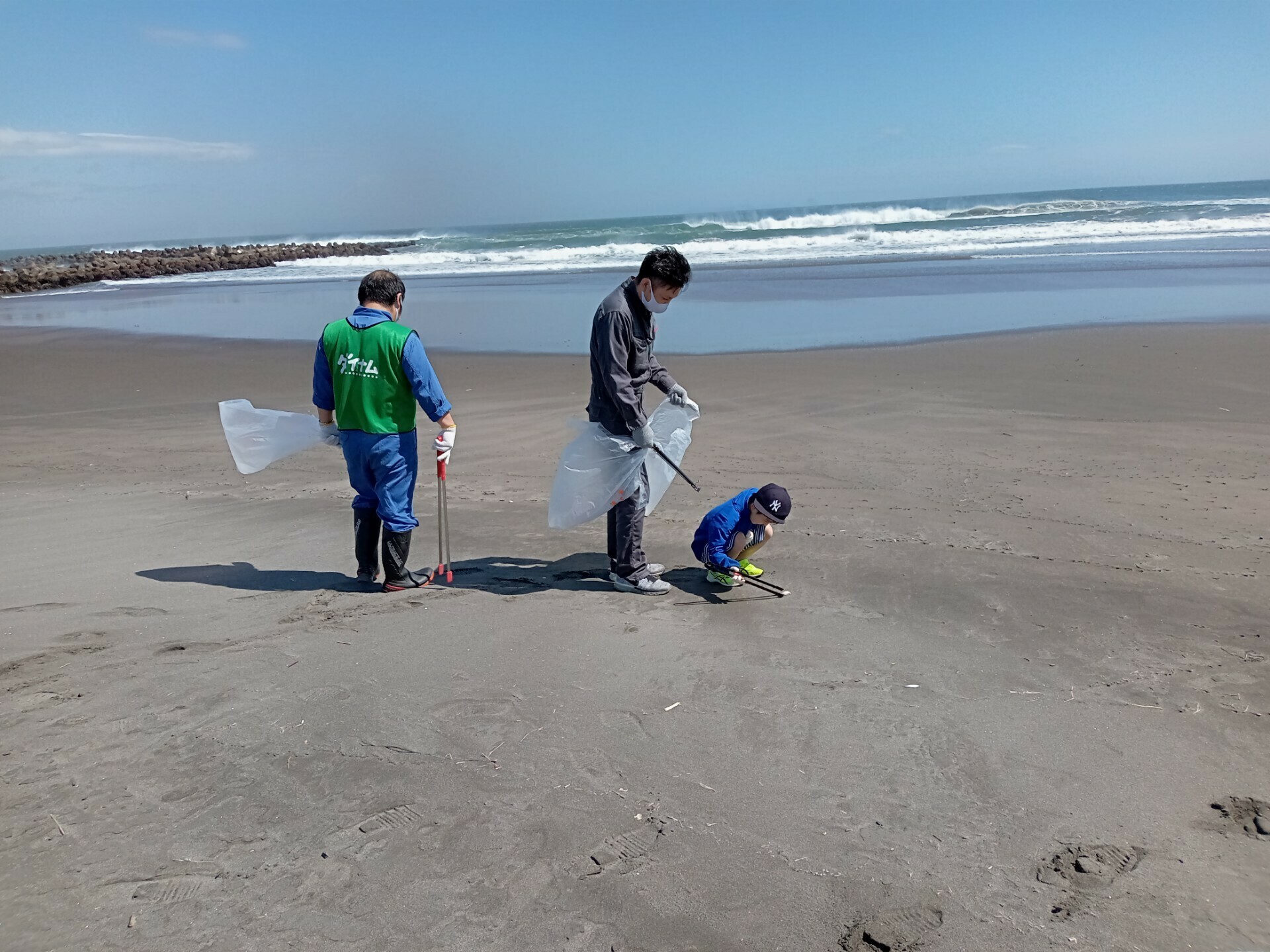 ダイナム 北海道 公式 4月23日室蘭市イタンキ浜の清掃活動を実施しました室蘭市の 鳴り砂を守る会さん と一緒に活動しましたよ ゴミが無くなってキレイナ海が続きますように 全国のダイナム社会貢献活動ブログもみてね T Co Aefmpvasc4
