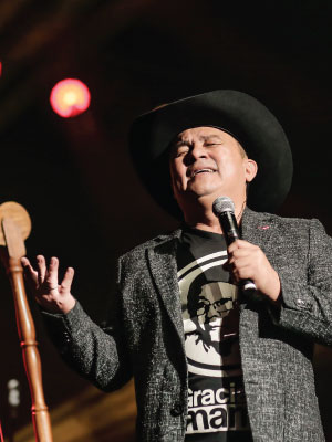 Bogotá
El cantante y compositor de éxitos como “El chino de los mandados” y “Ya no le camino más” llegará al escenario del Teatro Mayor Julio Mario Santo Domingo con una emotiva presentación para los seguidores de la música llanera.
29 de abril 8pm #musicallanera @WALTERSILVA_