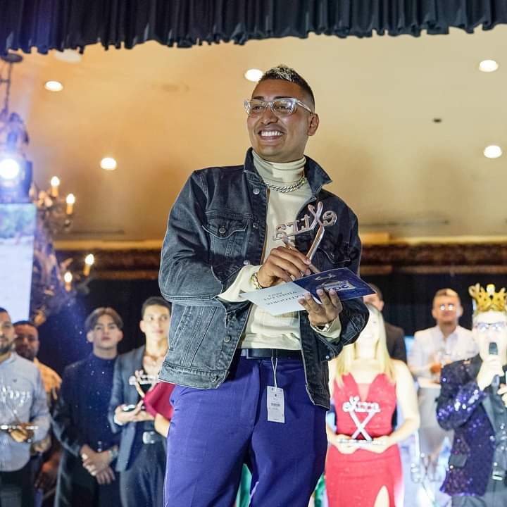 Diana Zavalaྀ tweet media