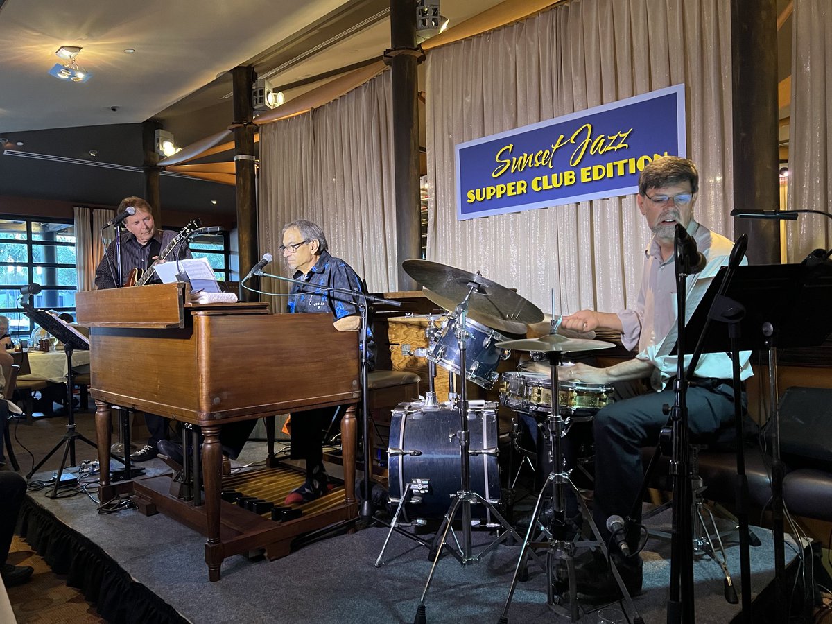 Dan57Thom's tweet photo. #HappeningNow!🎼🎶

#SunsetJazz #NewportBeach https://t.co/qK9x260C3b

⁦@b3monaco⁩ ⁦@DaveTullJazz⁩ ⁦@grantgeissman⁩ 

#Live #Jazz is Back!! https://t.co/Pr2W56rJp5
