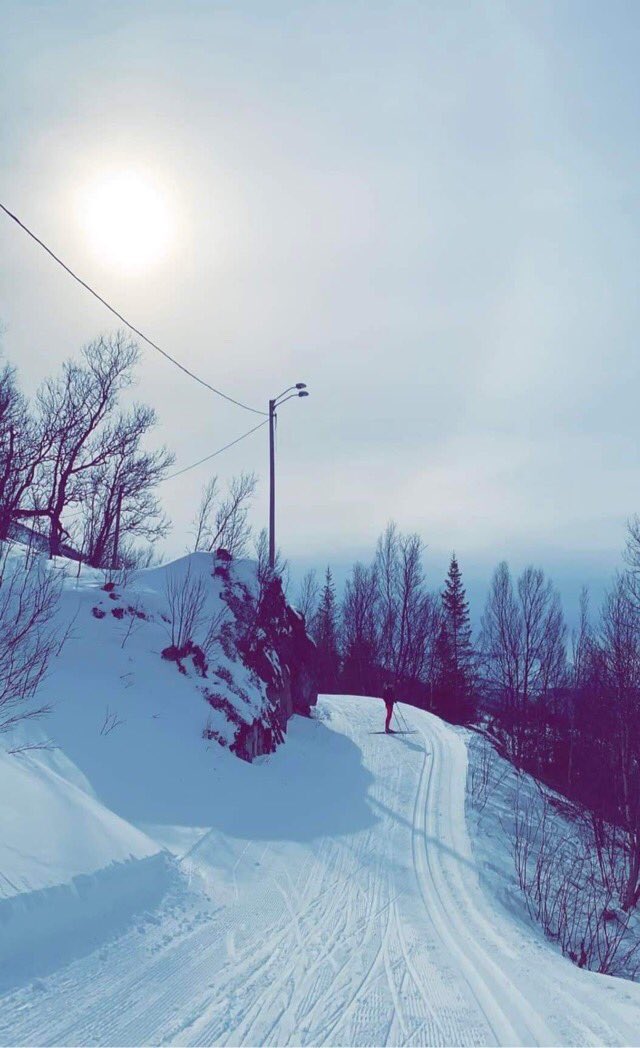 NathOnTheRocks's tweet photo. @LoreneScafaria 2/4 🇳🇴
Pic 1 - this mountain is called The Sleeping Queen bc it looks like a woman laying sleeping - idk if u see it? 😊
Pic 2 - is the famous Norwegian chocolate KVIKKLUNSJ - this chocolate is a must whenever Norwegians go skiing, hiking etc. Everyone brings it😂 https://t.co/2CXn2JKsIO