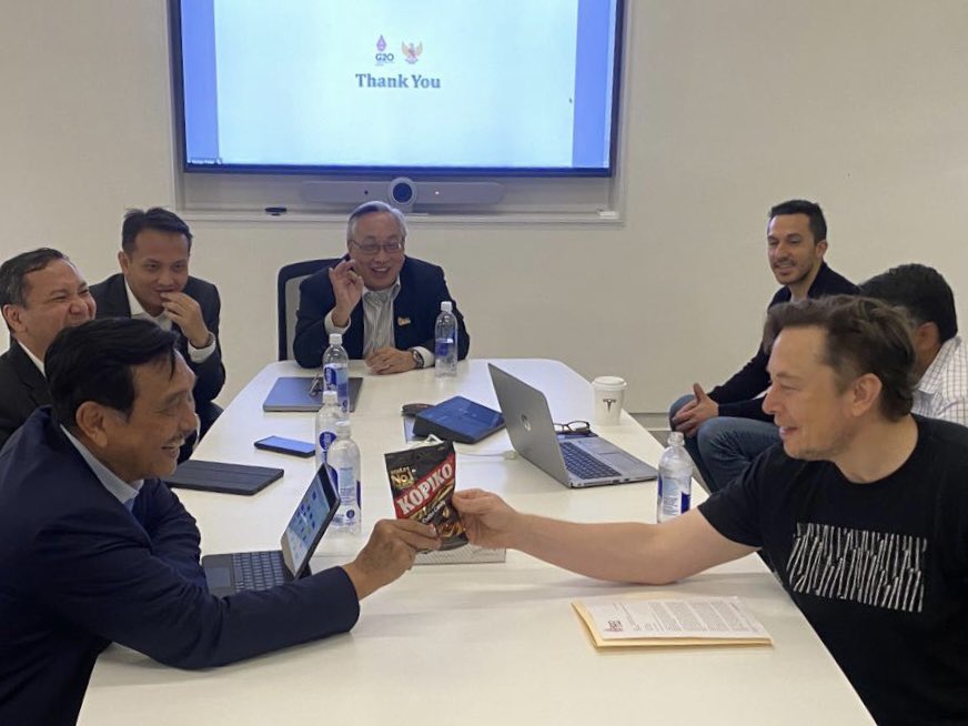 Ketemu kang Elon Musk opung bawa permen kopiko, kenapa gak bawa kencing onta sekalian ya biar saham nya naik??