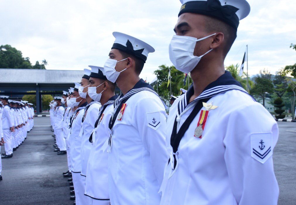 Hormat ke hadapan hormat!

TPA Timur bersama 297 warga #NavyPeople tampil segak dalam Istiadat Perbarisan #HariTLDM88 yg terlaksana pagi ini di Padang Kawad KD SRI KOTA KINABALU, PTKK. 

#NavyNews 
#Kebangsaan
#TLDMSiagaKedaulatanTerpelihara